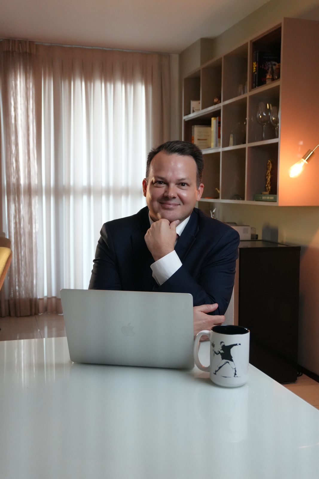 Dr. George Marmelstein em seu gabinete